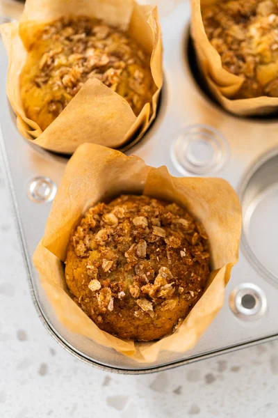 Muffins Aveia Banana Recém Assados Uma Pequena Panela Muffin — Fotografia de Stock
