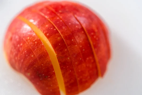 Krojenie Czerwonych Jabłek Cienkie Plastry Białej Desce Krojenia — Zdjęcie stockowe