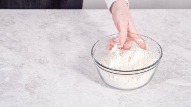 Adım adım. Hindistancevizli muzlu krep hazırlamak için cam karıştırma kabında malzemeleri karıştırıyorum..