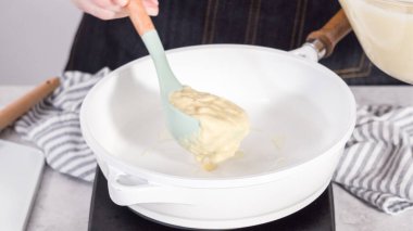 Adım adım. Hindistancevizli muzlu krep deniyorum..