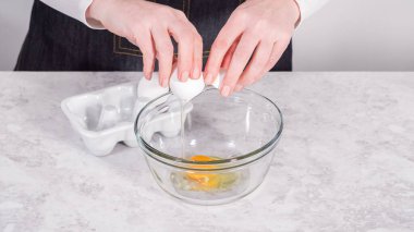 Adım adım. Hindistancevizli muzlu krep hazırlamak için cam karıştırma kabında malzemeleri karıştırıyorum..