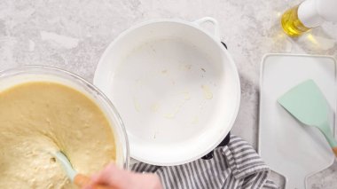 Düz yatıyordu. Adım adım. Kızarmış hindistancevizli muzlu krep yapış yapış olmayan tavada.