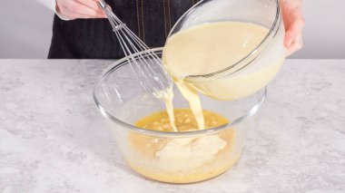 Adım adım. Hindistancevizli muzlu krep hazırlamak için cam karıştırma kabında malzemeleri karıştırıyorum..