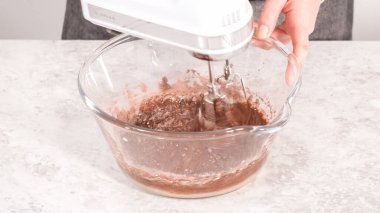 Adım adım. Tek boynuzlu at gökkuşağı çikolatalı keklerin karışımı..