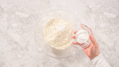 Düz yatıyordu. Adım adım. Hindistancevizli muzlu krep hazırlamak için cam karıştırma kabında malzemeleri karıştırıyorum..