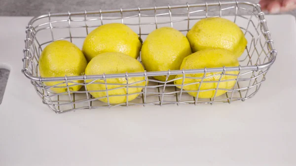 Целые Лимоны Проволочной Корзине Испечь Лимонный Пирог — стоковое фото