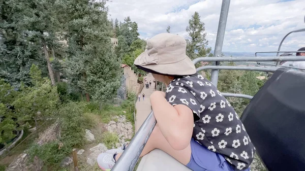 Kleines Mädchen Fährt Den Sommerferien Mit Dem Skilift Cheyenne Mountain — Stockfoto