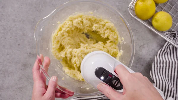 Düz Yatıyordu Limonlu Kek Için Hamura Malzemeleri Karıştırıyorum — Stok fotoğraf