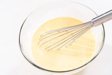 Çikolatalı kekle çikolatalı keki karıştırmak için bardaktaki malzemeleri karıştırıyorum..