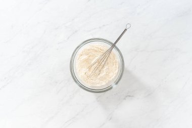 Düz yatıyordu. Kuru malzemelerle bardaktaki çırpıcıyı karıştırıp limonlu yaban mersinli kek yapıyorum..