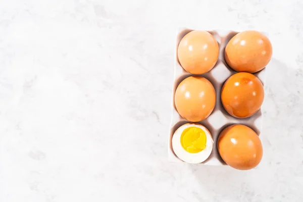 在白色陶瓷蛋盒中煮熟的鸡蛋 — 图库照片