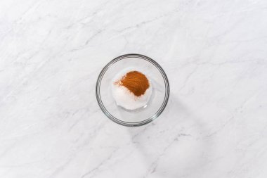 Düz yatıyordu. Vatansever tarçınlı kek pişirmek için karıştırma kabının içindeki malzemeleri karıştırıyorum..