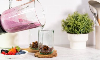 Taze yapılmış meyveli buzlu içeceği bardağa dolduruyorum..