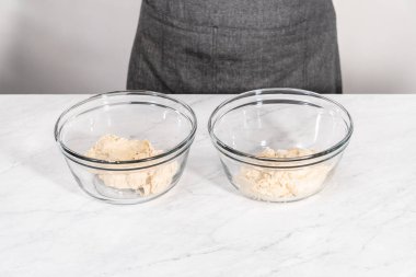 Ekmek hamuru ile mavi gıda renklerinin karışımı vatansever tarçın kıvrımları yapıyor..