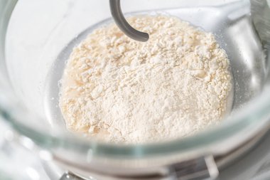 Vatansever tarçınlı hamur pişirmek için mutfak mikserinde ekmek hamuru hazırlıyorum..