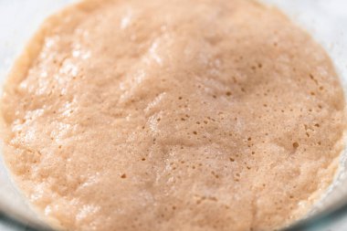 Mini Paskalya ekmeği pişirmek için bardaktaki kuru mayayı aktifleştiriyorum..