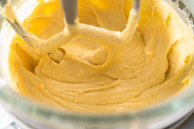 Mini Paskalya ekmeği pişirmek için mutfak mikseri malzemelerini karıştırıyorum..