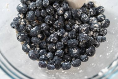 Pişirmek için taze yaban mersini ve çok amaçlı un kaplamak..