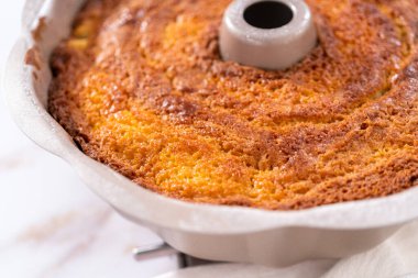 Mutfak tezgahında taze pişmiş elmalı kek..