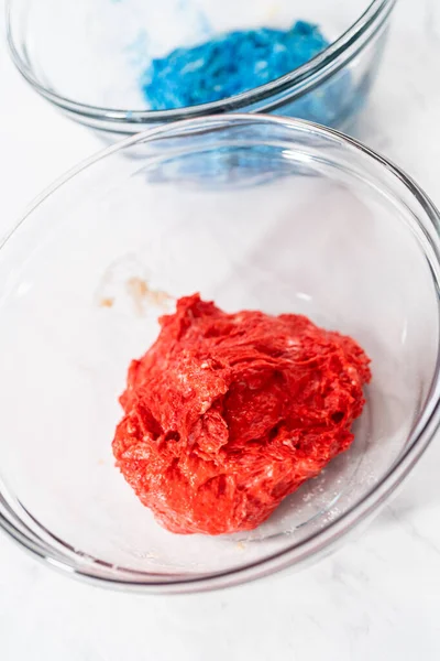 用红蓝两色混合在面包面团中烘烤爱国肉桂卷 — 图库照片