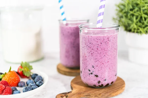 Freshly Made Mixed Berry Boba Smoothie Drinking Jar Paper Straw — Stockfoto