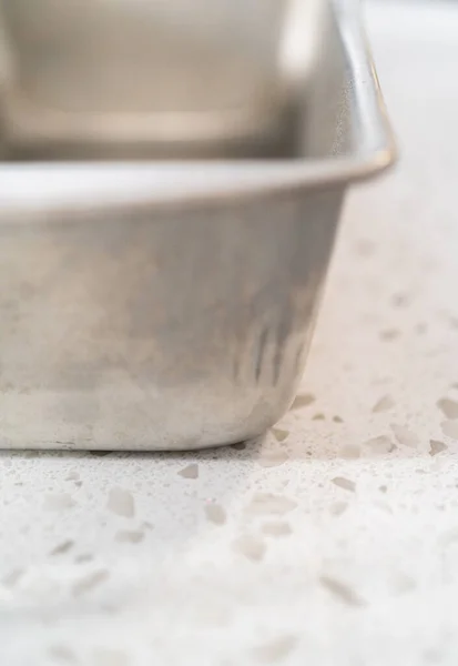 Berbagai Panci Pemanggangan Bersih Meja Dapur — Stok Foto