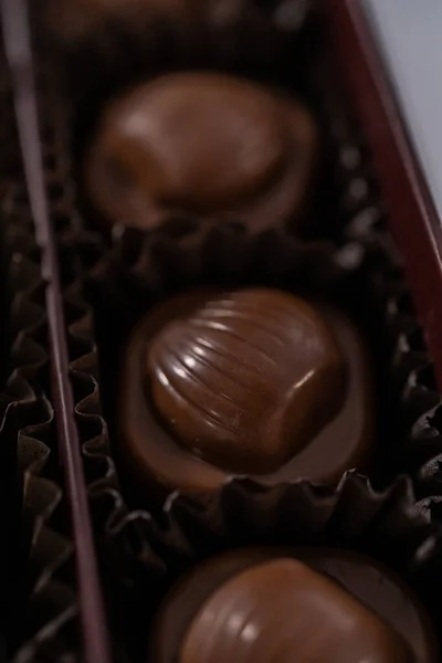 호리병박 상자에 종류의 초콜릿이 — 스톡 사진