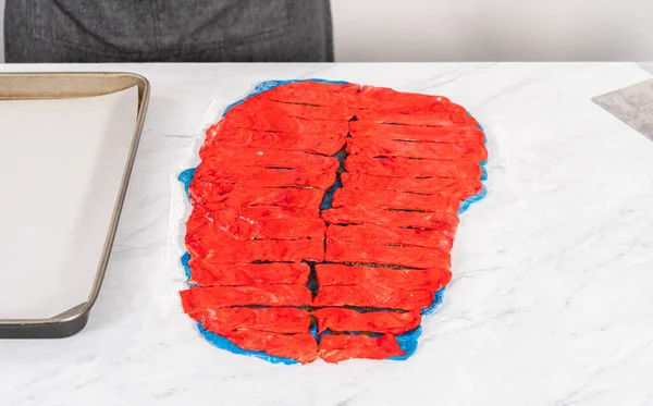 Roter Und Blauer Brotteig Zum Backen Patriotischer Zimtschnecken — Stockfoto