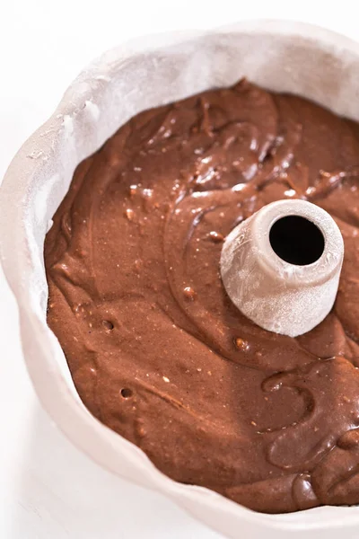 在准备烘焙的金属面包盘中的巧克力蛋糕面糊 — 图库照片