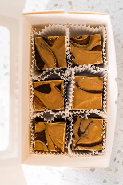 Embalaje Casero Chocolate Dulce Con Mantequilla Maní Remolino Una Caja —  Fotos de Stock