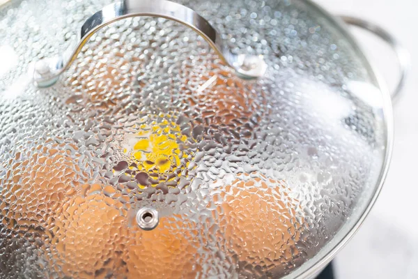 Ovos Orgânicos Marrons Ebulição Uma Panela Para Preparar Ovos Cozidos — Fotografia de Stock
