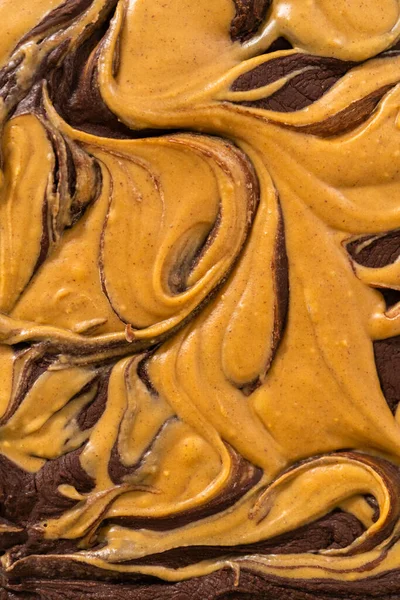Removing Chocolate Fudge Peanut Butter Swirl Baking Pan Lined Parchment — Stock fotografie