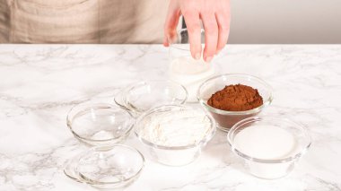 Adım adım. Çikolatalı keki hazırlamak için bardakta ölçülen malzemeler..