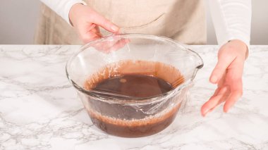 Adım adım. Bardakta çikolatalı ganache hazırlıyorum..