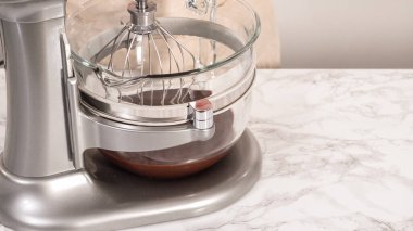 Adım adım. Elektrikli mutfak mikseriyle çikolatalı ganache çırpmak..