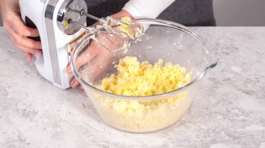 Adım adım. Kırmızı kadife kek hazırlamak için karıştırma kabındaki malzemeleri karıştırıyorum..