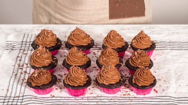 Schritt Für Schritt Rasieren Schokoriegel Auf Schokolade Cupcakes Mit Schokolade — Stockfoto