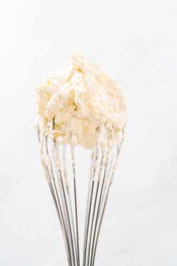 Ev yapımı krem şantili çırpı çırpıcı. Taze kırbaç..