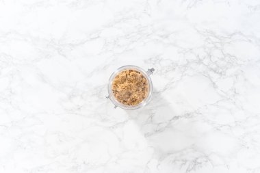 Düz yatıyordu. Açık kahverengi şeker mermer tezgahın üstünde.