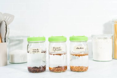 Birinci gün. Mutfak tezgahında filizlenen kapağı olan bir kavanozda organik filizler yetişiyor..