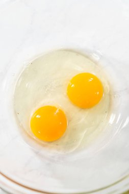 Küçük bir bardakta ıslak malzemeleri karıştırarak zencefilli kek ve karamel ile karıştırarak.