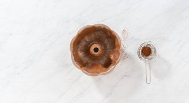 Düz yatıyordu. Bitkisel kısaltmalı yağlı metal kek tavası ve karamel dolu zencefilli kek pişirmek için kakao tozu..