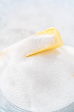 Manzarayı kapat. Fünyeli kek pişirmek için karıştırma kabındaki malzemeleri karıştırıyorum..