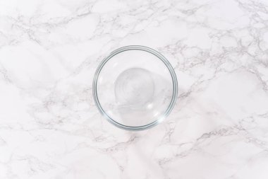 Düz yatıyordu. Bardak karıştırma kabında mayayı aktifleştiriyorum..