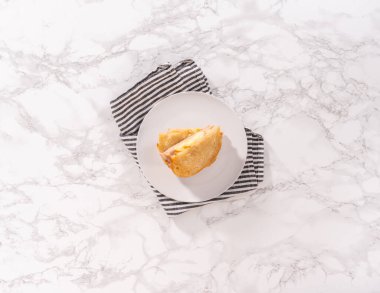 Düz yatıyordu. Taze yapılmış provolone ve elmalı peynirli sandviç..