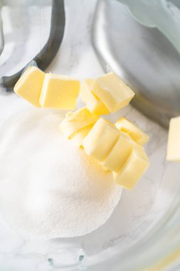 Limon jöleli limonlu kurabiye. Limon dilimleri ve limon jöleli kurabiyeler pişirmek için mutfak mikserinde malzemeler karıştırılıyor..