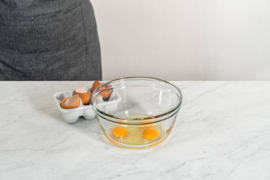 Küçük bir bardakta ıslak malzemeleri karıştırarak zencefilli kek ve karamel ile karıştırarak.