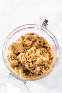 Açık kahverengi şeker mermer tezgahın üstünde.