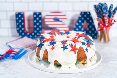 4 Temmuz pasta vanilya jöleli ve beyaz bir tabakta çikolata yıldızlarıyla süslenmiş..