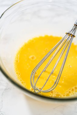 Limon jöleli limonlu kurabiye. Islak malzemeleri büyük bir bardakta karıştırıp limonlu kurabiye pişirmek için karıştırıyorum..